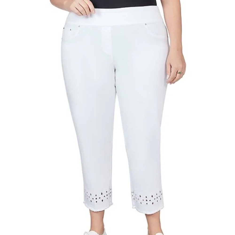 Ruby Rd Plus‎ Stretch Denim Embroidered Eyelet Frayed Hem Pull-On Crop Pants 22W